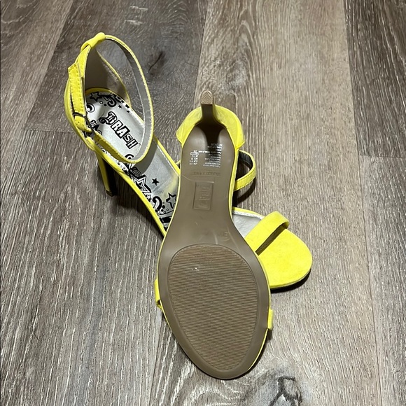 Brash Yellow Strappy Heels - Picture 3 of 3